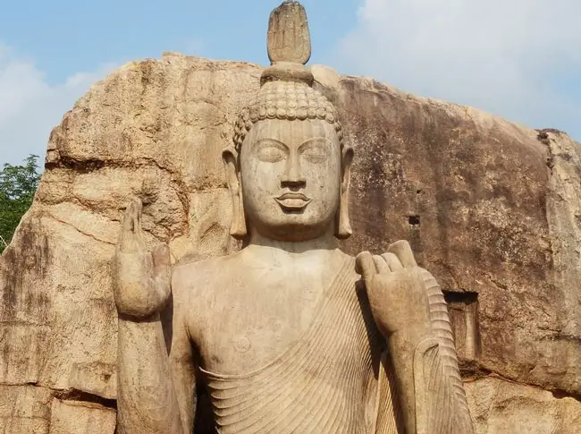 Die beeindruckende stehende Aukana-Buddha-Statue bei Ausflügen in Sri Lanka besichtigen