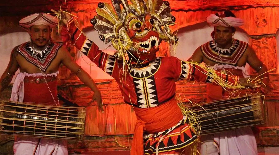 Traditionelle srilankische Tanzshow in Sigiriya bei einer individuellen Rundreise erleben