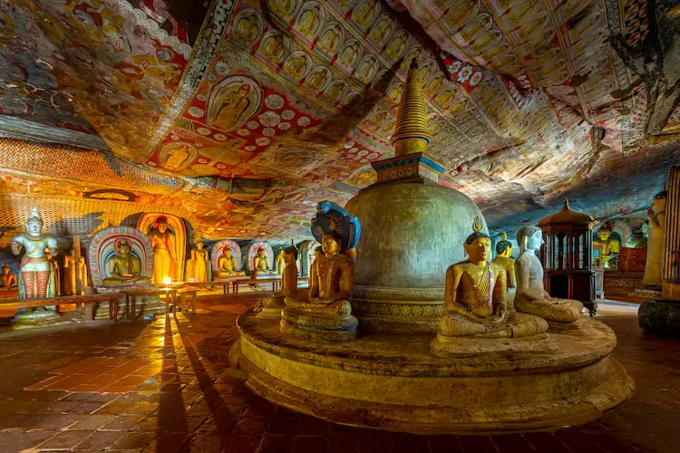 Die Höhlen des Goldenen Tempels von Dambulla bei Ausflügen in Sri Lanka besuchen