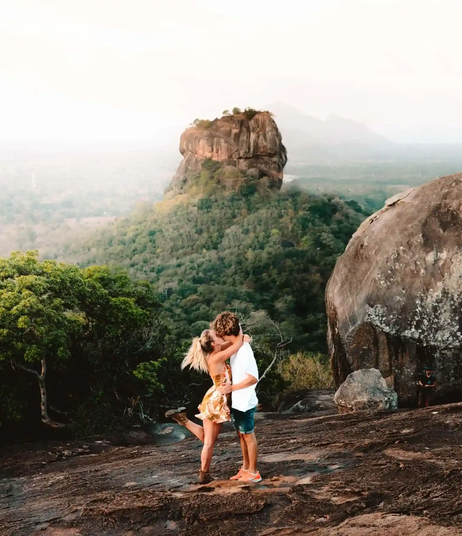 Wanderung zum Pidurangala-Felsen nahe Sigiriya bei einer Private Rundreise Sri Lanka